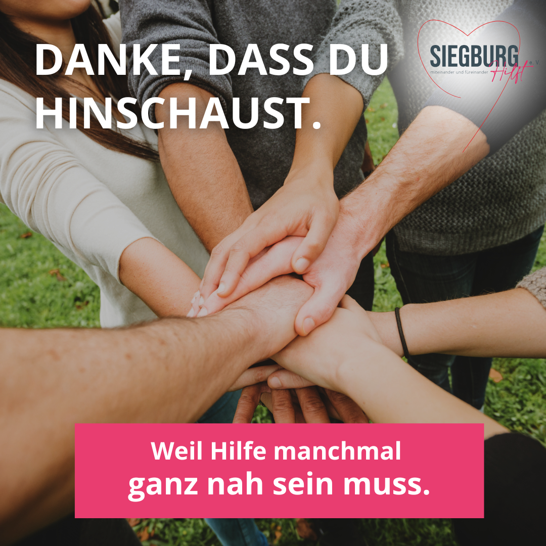 „Siegburg hilft“ – weil Hilfe manchmal ganz nah sein muss. Mehrere Leute legen die Hände übereinander, symbolisch für gemeinsame Hilfe